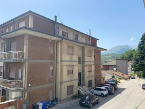 un edificio con coches estacionados en un estacionamiento en DodoHouse1, en Amandola