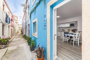 un edificio blu con un balcone con un tavolo da pranzo di Casa do Barqueiro - Porto a Porto