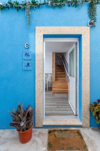 un mur bleu avec une porte menant à un escalier dans l'établissement Casa do Barqueiro - Porto - Quinta da Cabrida, à Porto