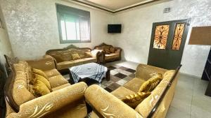 Posezení v ubytování Hebron Hope Guesthouse