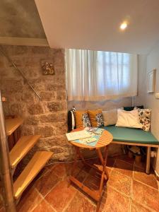 - un salon avec un canapé et une table dans l'établissement Aurora Tiny Apartment, à Zadar