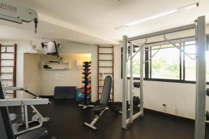 una habitación con un gimnasio con máquinas de correr y una ventana en Bonaparte - Excelente Apartamento#417, en Brasilia