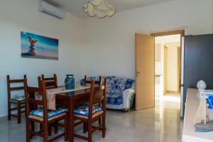 a living room with a dining room table and chairs at Casa Vacanze da Nino in Torre Lapillo +6 photos