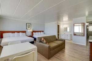オーシャンシティにあるRideau Oceanfront Motelのベッド2台とソファがあるホテルの部屋 +37枚の写真