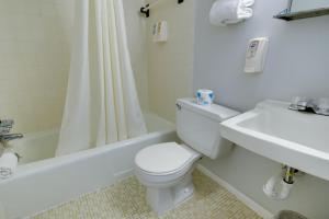 Rideau Oceanfront Motel的一间浴室