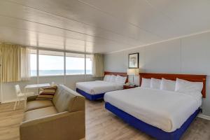 大洋城Rideau Oceanfront Motel的有两张床和一张沙发的酒店房间