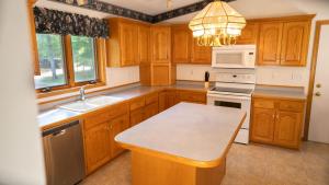 Köök või kööginurk majutusasutuses Webb Lake, Hackensack, Northern MN - 3 Bedroom, Sleeps 6