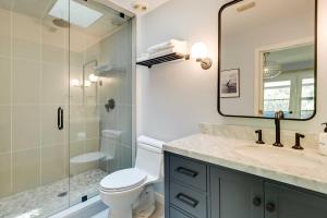 Un baño con inodoro, lavabo y ducha. en Riverfront Cottage in Homosassa Chateau Relaxo, en Homosassa 36 fotos más