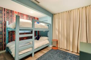 Un dormitorio con dos literas y una ventana. en Riverfront Cottage in Homosassa Chateau Relaxo, en Homosassa