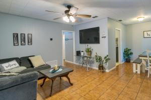 uma sala de estar com um sofá e uma mesa em Charming Orange Park Home Near Doctors Lake! em Orange Park