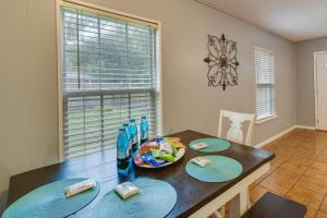 uma sala de jantar com uma mesa com pratos azuis em Charming Orange Park Home Near Doctors Lake! em Orange Park
