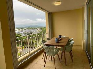uma mesa e cadeiras numa varanda com vista em 506 Ocean & Marina Views 3 Bedroom 2 Bathroom Lux em Fajardo
