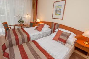 Postel nebo postele na pokoji v ubytování Hotel Spa Hévíz