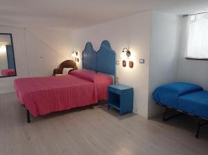 シラクーサにあるCasa Azzurraのベッドルーム1室(ピンクとブルーのベッド2台付)