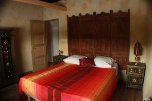 a bedroom with a large bed with a red blanket at Péniche Espoir in Avignon