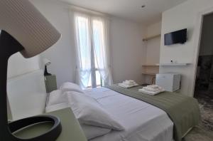 a bedroom with a large bed with a window at 180Passi B&B in Lido Marini