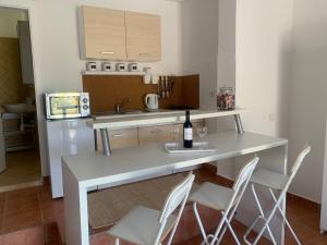 cocina con mesa, sillas y fregadero en Apartment Blaženka, en Klada