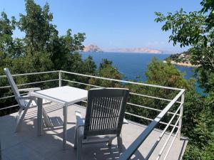 una mesa y sillas en un balcón con vistas al agua en Apartment Blaženka, en Klada