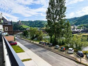 a street with cars parked on the side of a road at Moselblick III ad Reichsburg Parkplatz 100m Marktplatz in Cochem