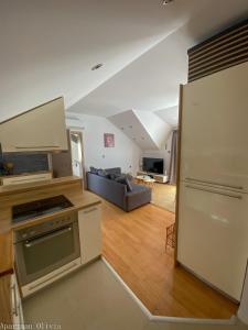 een keuken met een koelkast en een woonkamer bij Apartman Olivia in Ludbreg