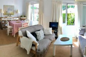una sala de estar con un sofá y una mesa en Ferienhaus SolDénia, en Denia