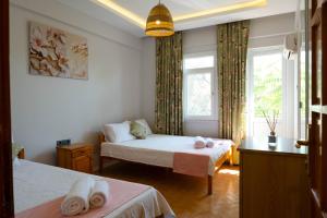 1 dormitorio con 2 camas y ventana en Kibele Hotel, en Ölüdeniz