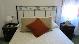 a bedroom with a bed with a black and white headboard at Casa Moreno in El Cuervo