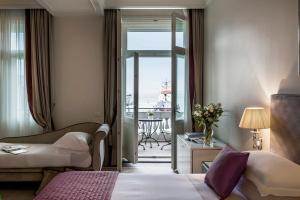 得利雅斯特的住宿－里雅斯特薩瓦爾星際酒店，酒店客房设有两张床和一个阳台。