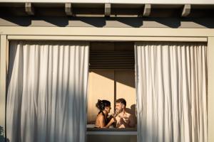 Um homem e uma mulher estão a olhar para uma janela. em Alla Corte Delle Terme Resort em Viterbo