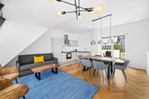 - un salon avec une table et un canapé dans l'établissement Vienna Chic Residences #Penthouse, à Vienne