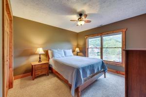 1 dormitorio con 1 cama y ventilador de techo en Slaty Fork Home about 6 Mi to Snowshoe Mountain Resort, en Slaty Fork