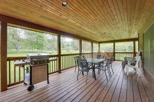 un porche cubierto con mesa y parrilla en Slaty Fork Home about 6 Mi to Snowshoe Mountain Resort, en Slaty Fork