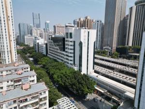vistas a una ciudad con edificios y un tren en Paco Hotel Shenzhen Luohu Port en Shenzhen