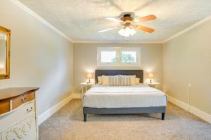 Un pat sau paturi într-o cameră la Sioux Center Home Near Dordt University