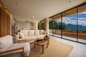 张家界Annica Villa的客厅配有白色沙发和大窗户