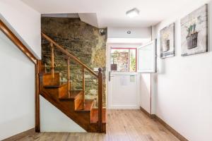 een trap in een huis met een stenen muur bij Casa do Jornaleiro - Douro in Casal de Loivos +31 foto's