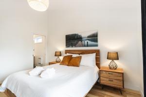 Foto dalla galleria di Le Memph Aigle spacious comfortable condo cottage eco friendly 3 bedrooms - hot tub & pool Memphrémagog Lake a Magog-Orford Altre 16 foto