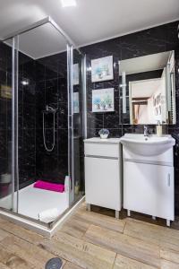 a bathroom with a shower and a sink at Casa do Jornaleiro - Douro - Quinta da Cabrida in Casal de Loivos