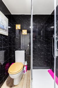 a bathroom with a toilet and a shower at Casa do Jornaleiro - Douro - Quinta da Cabrida in Casal de Loivos