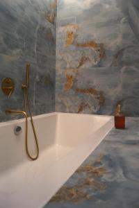 Manoir de Laroque Delprat的一间浴室