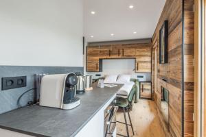 una camera con cucina e letto di Studio Belvédère - Welkeys a Megève