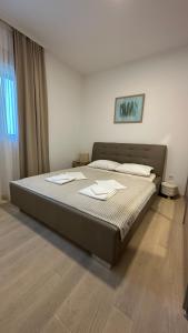 Giường trong phòng chung tại Ambassador apartment Bečići