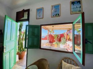 Camera con finestra affacciata su un patio. di CASTILLO LEON AGAETE ad Agaete