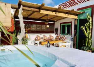 un patio con tavolo e sedie e una piscina di CASTILLO LEON AGAETE ad Agaete