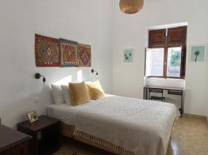 una camera da letto con un letto bianco e una finestra di CASTILLO LEON AGAETE ad Agaete Altre 37 foto