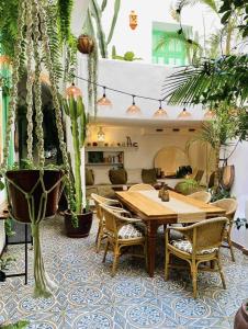 una sala da pranzo con tavolo, sedie e piante di CASTILLO LEON AGAETE ad Agaete