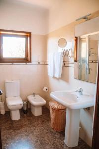 CristeloにあるJust Like Home - Casa Glóriaのトイレと洗面台のあるバスルーム +33枚の写真