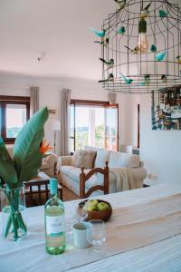 CristeloにあるJust Like Home - Casa Glóriaのリビングルーム(ワイン1本付)