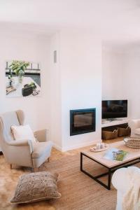 CristeloにあるJust Like Home - Casa Glóriaの椅子とテーブルのあるリビングルーム