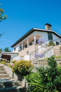 CristeloにあるJust Like Home - Casa Glóriaの階段と花の家